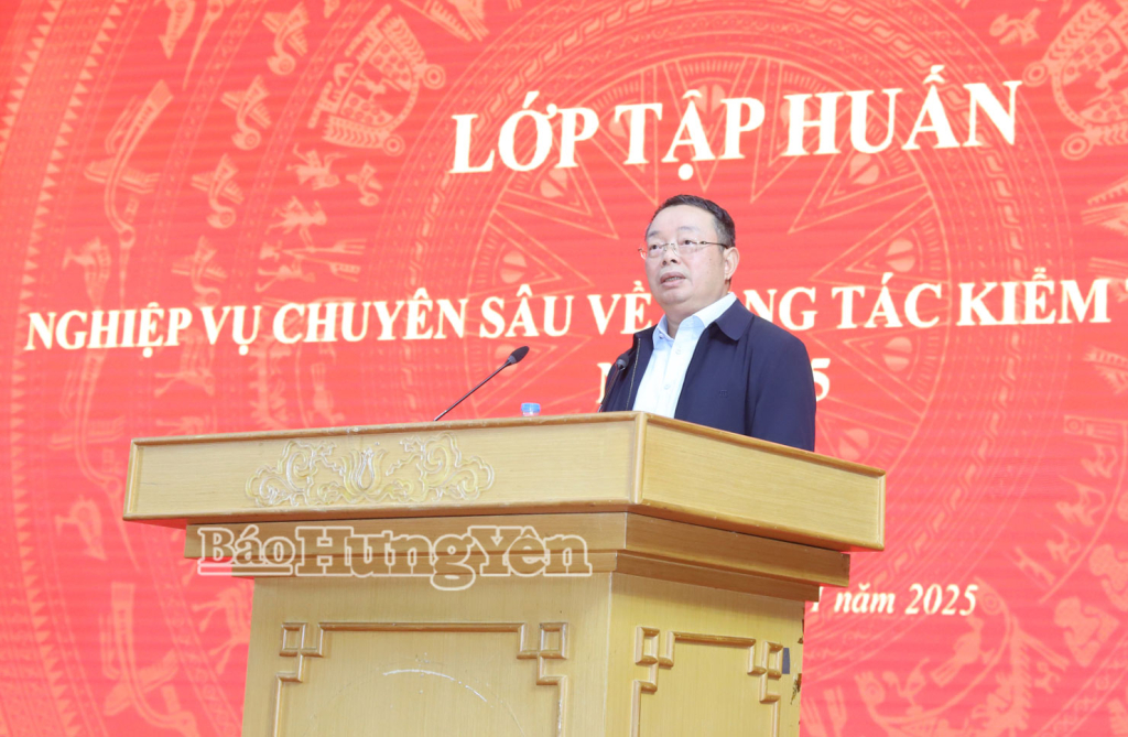 Đồng chí Hoàng Văn Trà, Phó Chủ nhiệm Ủy ban Kiểm tra Trung ương phát biểu tại lễ bế giảng.