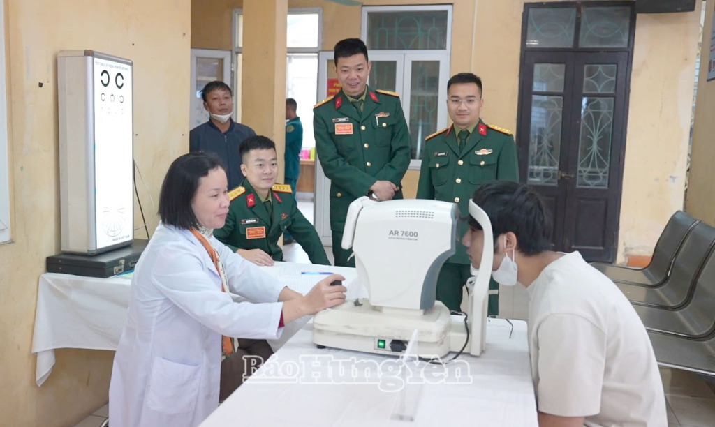 Khám tuyển NVQS cho thanh niên xã Triệu Việt Vương.