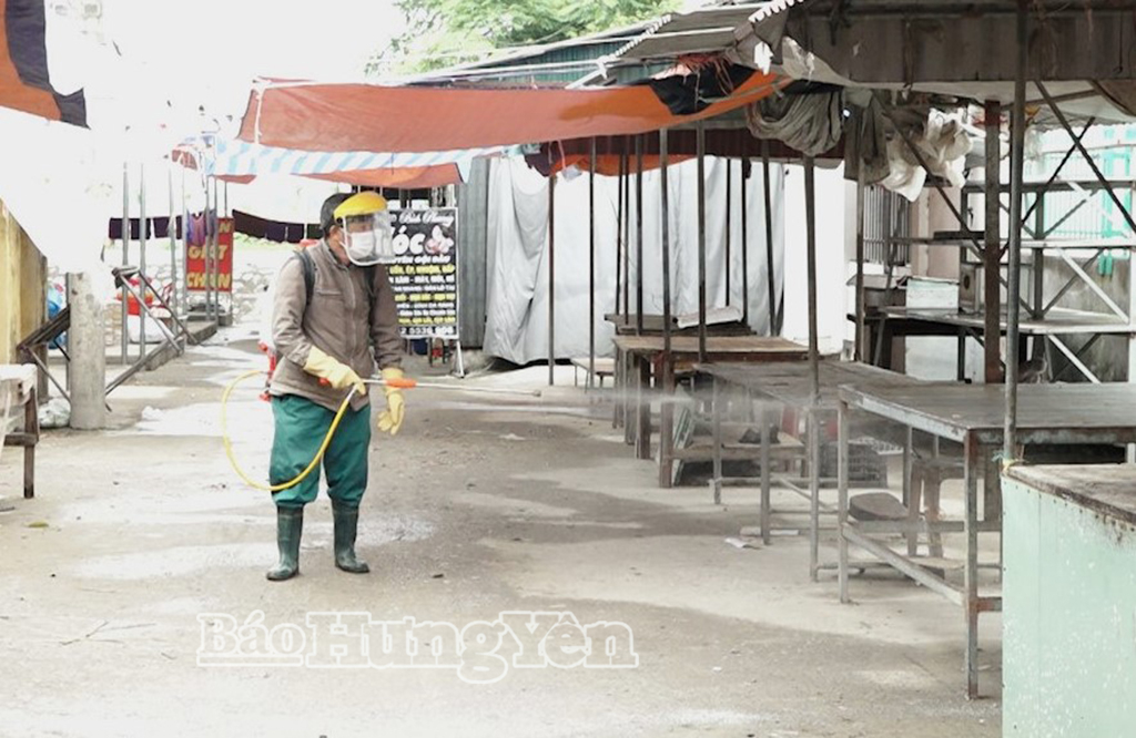 Để phòng chống DTLCP, xã Ngọc Lâm thực hiện tiêu độc khử trùng tại chợ dân sinh.