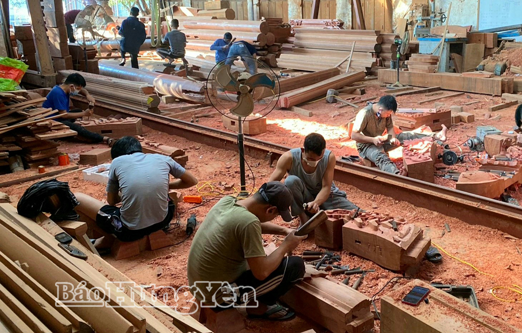 Các cơ sở sản xuất đồ gỗ tại phường Phố Hiến bận rộn với công việc những tháng cuối năm.