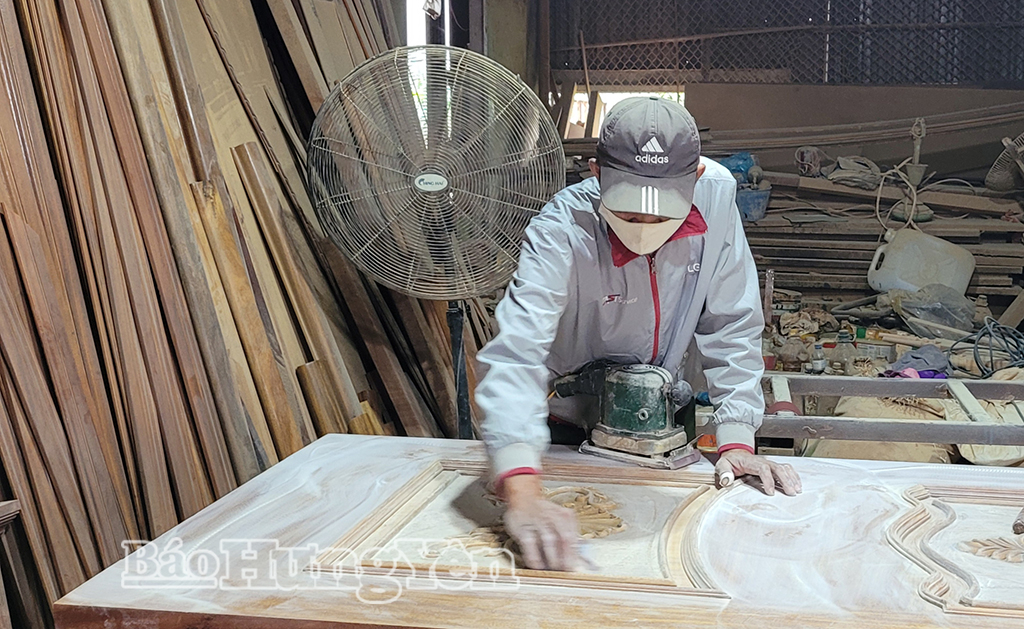 Người thợ miệt mài tạo hình cho gỗ.