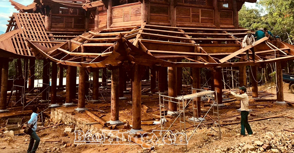 Công trình xây dựng bằng gỗ truyền thống của người làm nghề trong phường được ưa chuộng.