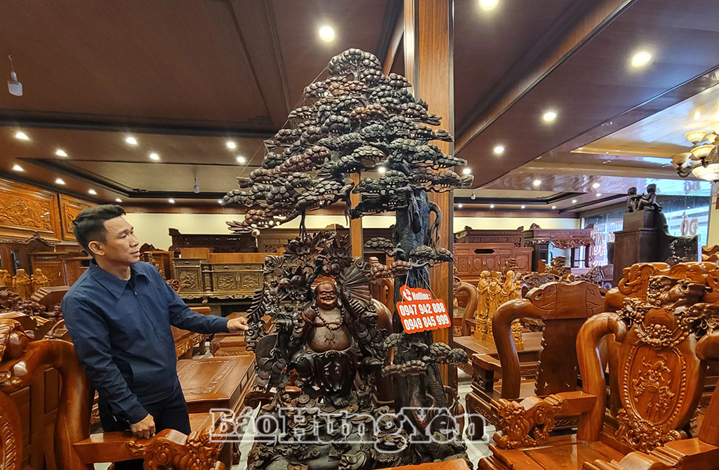 Nhiều khách hàng tìm đến phường Phố Hiến để chọn sản phẩm đồ gỗ ưng ý.