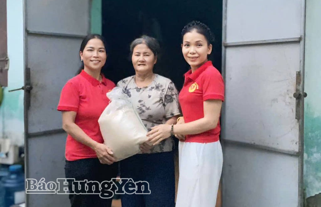 CLB hũ gạo tình thương xã Lạc Đạo tặng gạo cho hộ nghèo trên địa bàn.