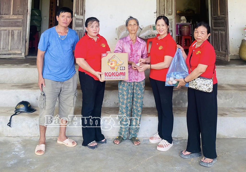 CLB Hũ gạo tình thương trao quà tặng người dân bị thiệt hại do bão lũ ở tỉnh Nghệ An.