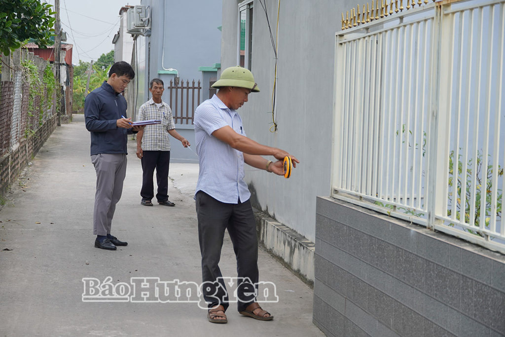 Cán bộ Phòng Kinh tế thực hiện đo đạc, kiểm tra thửa đất tại thôn Phúc Tiền, xã Bắc Thái Ninh.