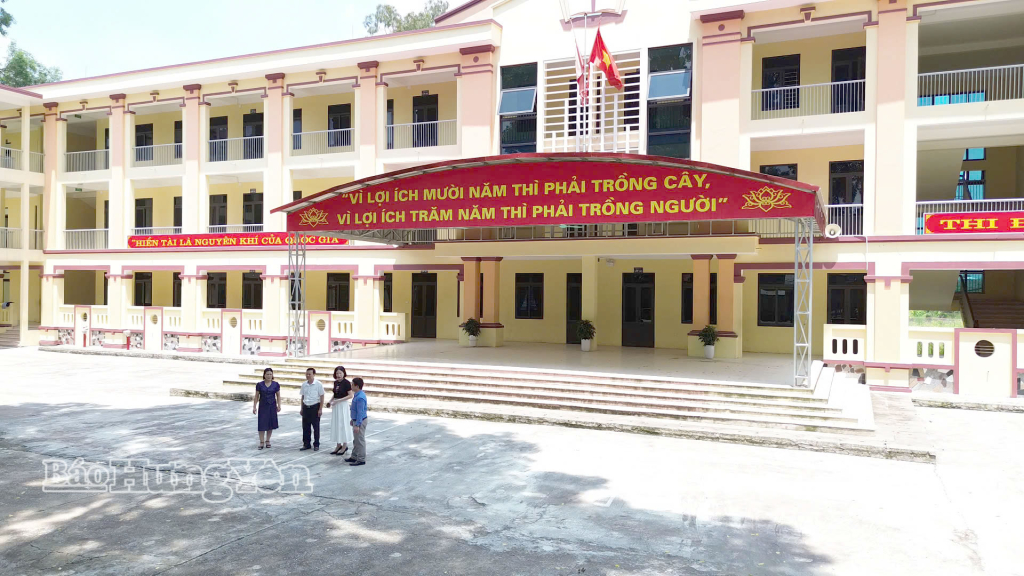 Trường Tiểu học và THCS Thanh Long được xây dựng khang trang. 