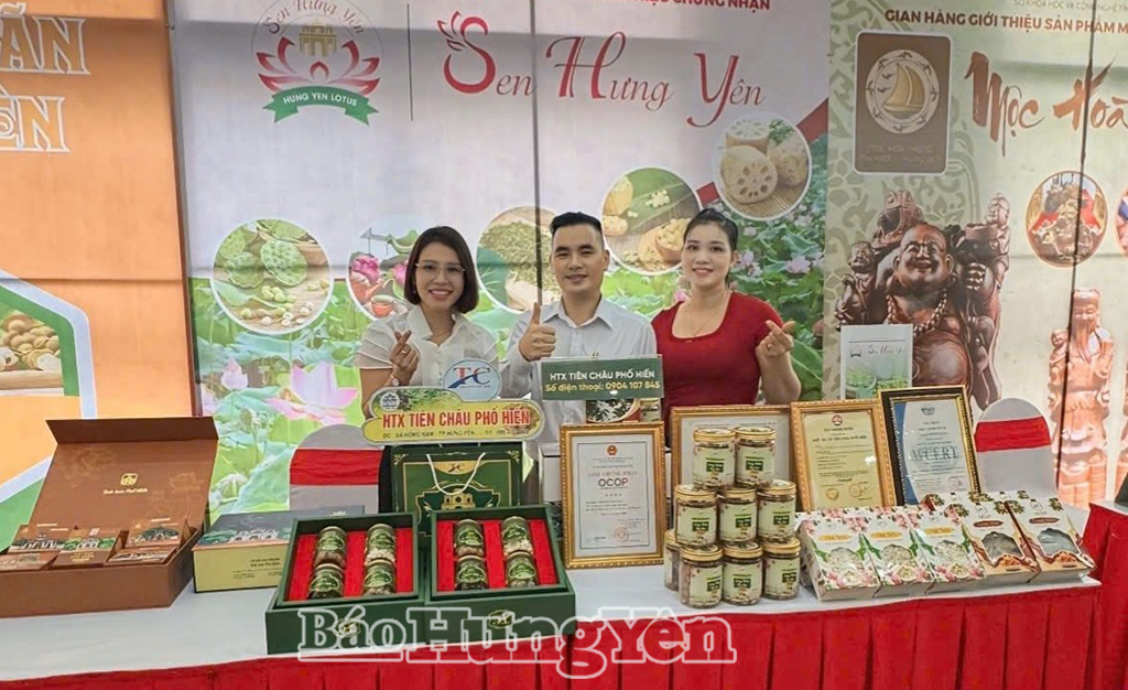 Đại diện các HTX xã Tân Hưng giới thiệu sản phẩm nông sản tại hội nghị xúc tiến tiêu thụ nhãn, nông sản tỉnh Hưng Yên.