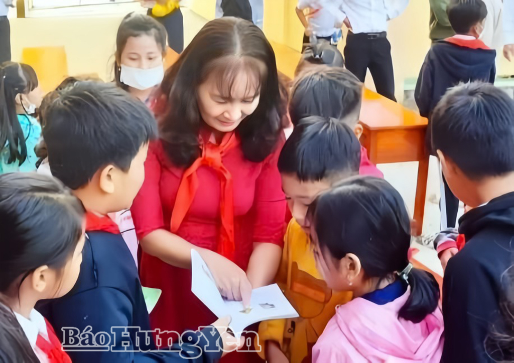 Bà Nga trong hoạt động từ thiện tặng tủ sách cho học sinh.