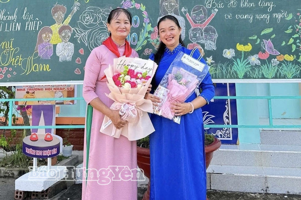 Bà Dương Lệ Nga (người bên phải) tại hoạt động chúc mừng Ngày Phụ nữ Việt Nam 20/10.