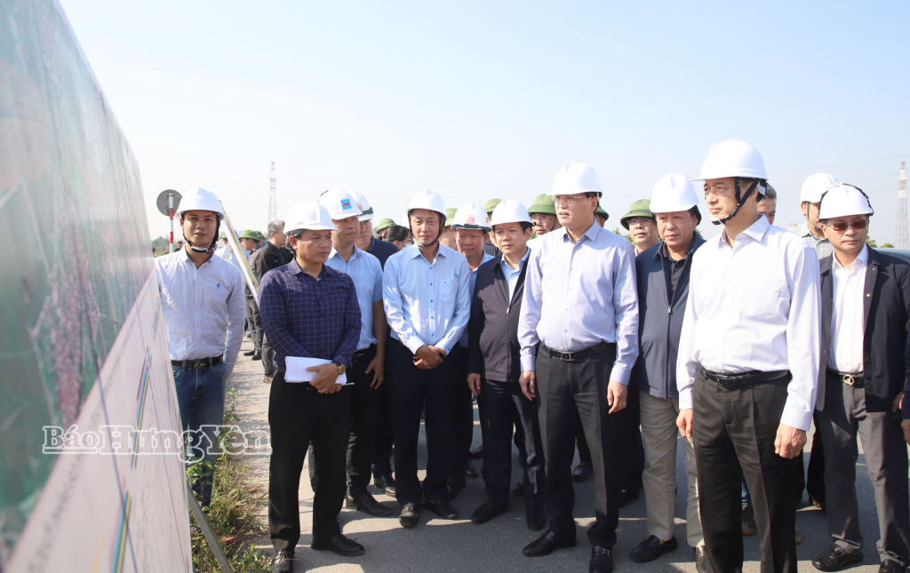 Đồng chí Bí thư Thành ủy Hà Nội Nguyễn Duy Ngọc kiểm tra thực địa tình hình triển khai Dự án đường Vành đai 4.