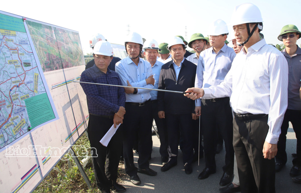 Đồng chí Bí thư Thành ủy Hà Nội Nguyễn Duy Ngọc chỉ đạo tại buổi kiểm tra.