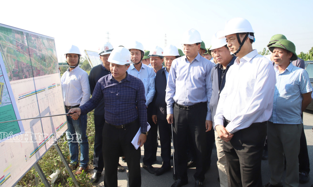 Đại diện Sở Xây dựng báo cáo tình hình triển khai dự án đường Vành đai 4, đoạn qua địa phận tỉnh.