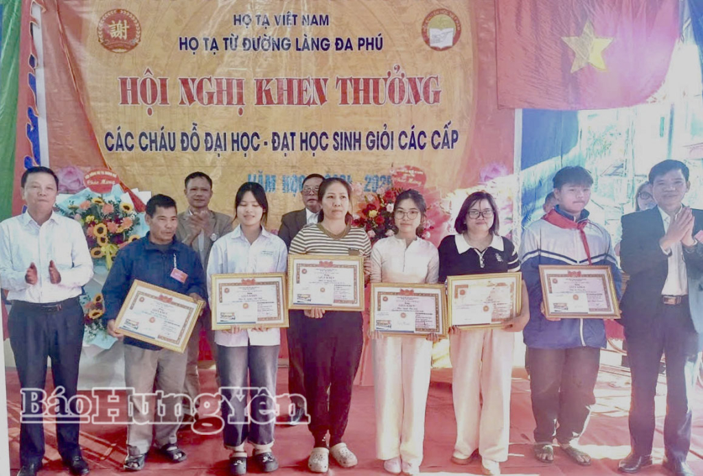 Họ Tạ trao thưởng cho học sinh đỗ đại học và học sinh giỏi cấp tỉnh.