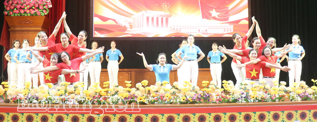 Các hoạt động liên hoan văn nghệ diễn ra sôi nổi tại nhà văn hóa xã Việt Yên.