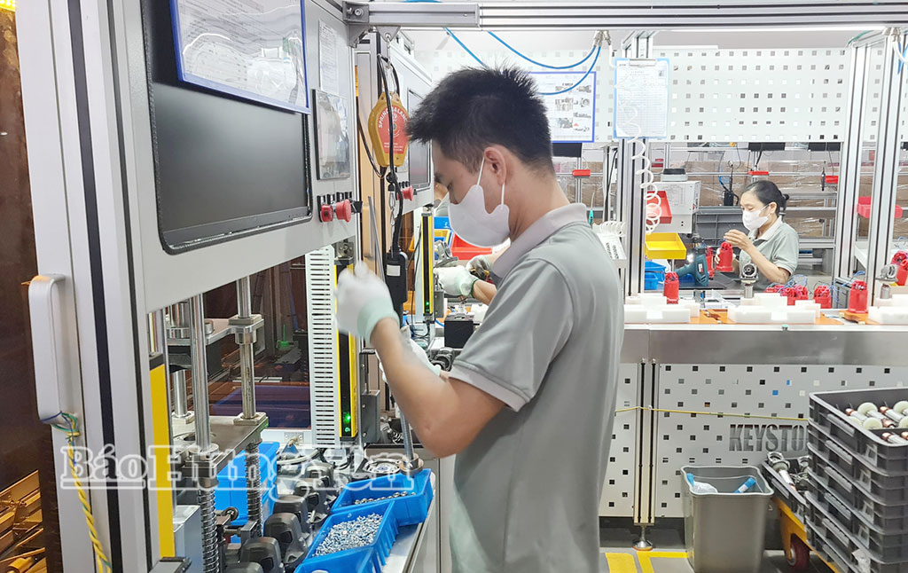 Công ty TNHH Keystone Electrical Việt Nam tại KCN Liên Hà Thái duy trì sản xuất ổn định, hiệu quả nhờ có đội ngũ chuyên gia nước ngoài xử lý các vấn đề về kỹ thuật kịp thời.