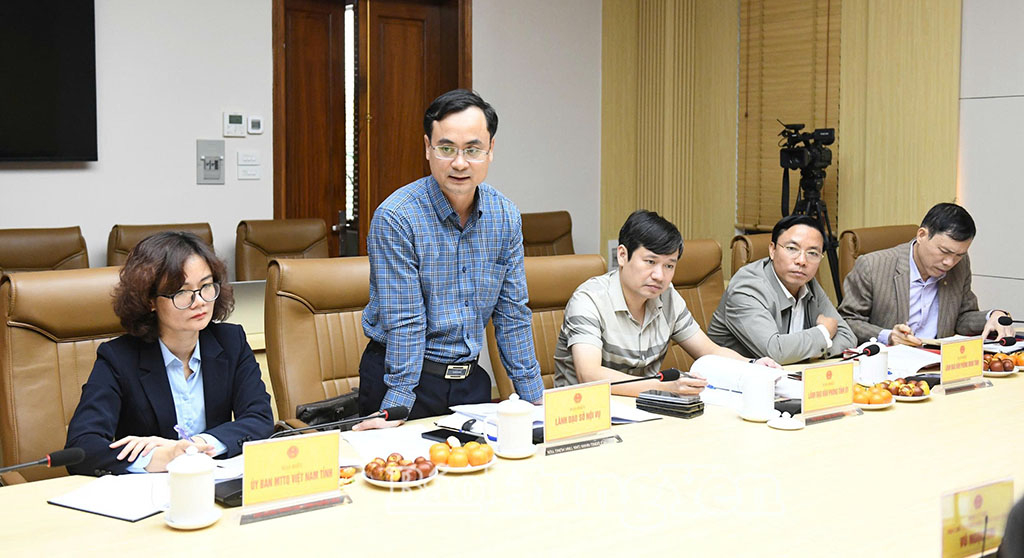 Lãnh đạo Sở Nội vụ phát biểu tại hội nghị.