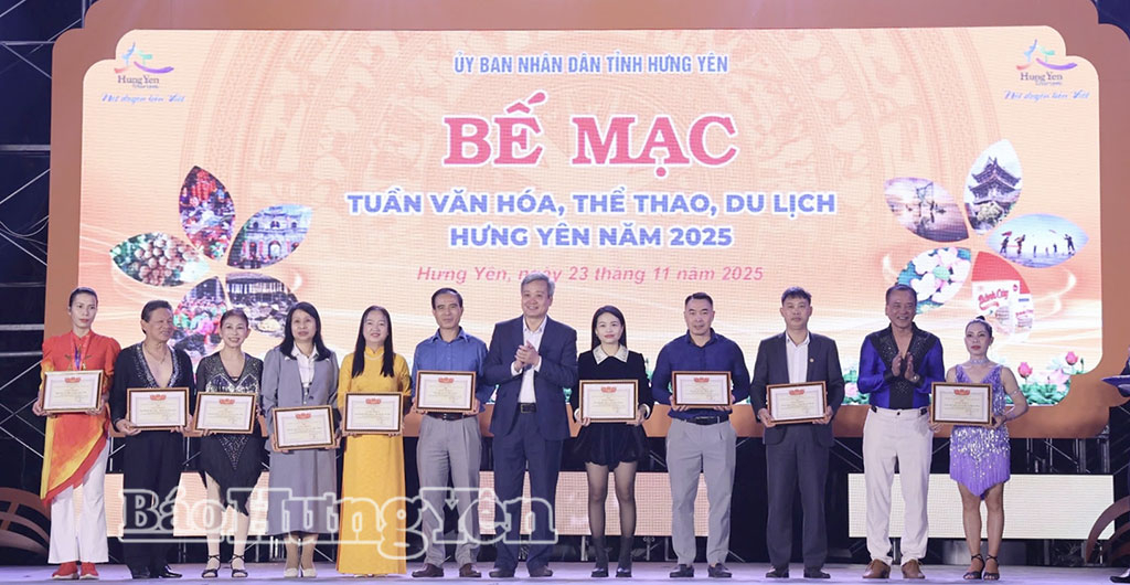 Các tập thể, cá nhân nhận giấy khen của Sở Văn hoá, Thể thao và Du lịch.