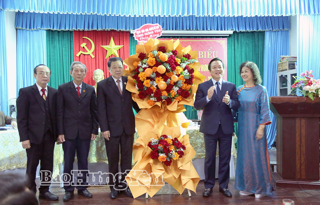 Đồng chí Phạm Quang Ngọc, Phó Bí thư Tỉnh ủy, Chủ tịch UBND tỉnh tặng hoa chúc mừng Đại hội.