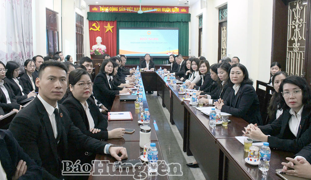 Tập thể lãnh đạo, cán bộ TAND tỉnh dự hội nghị.