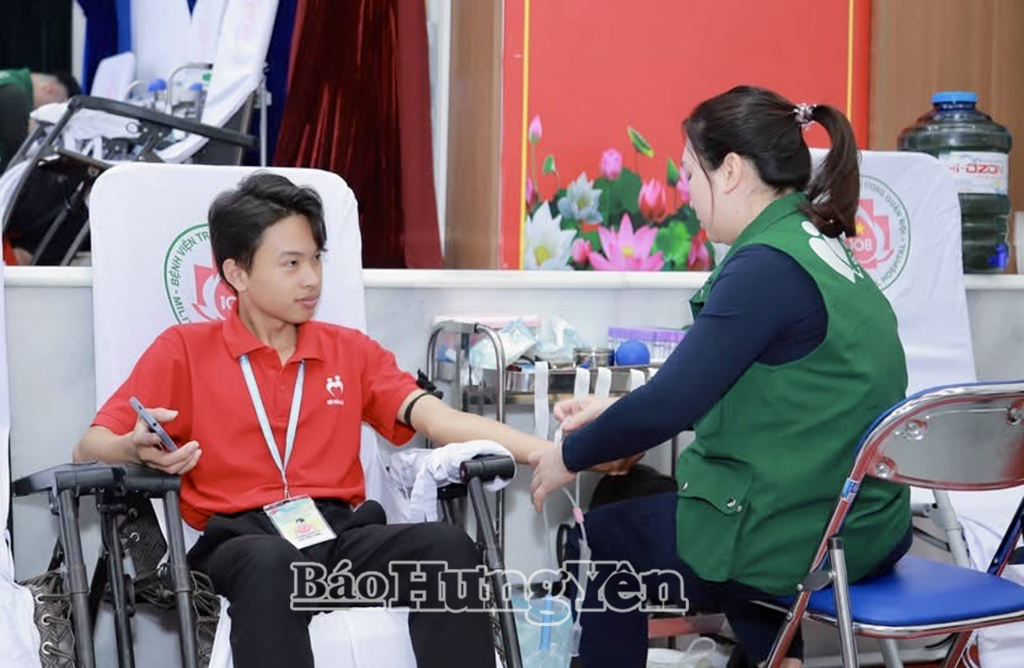 Tình nguyện viên tham gia hiến máu tình nguyện.