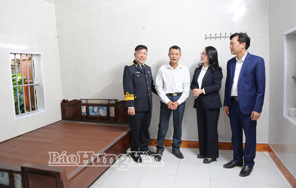 Các đại biểu tham quan nhà Đại đoàn kết, động viên gia đình bà Lý Thị Hoa vươn lên trong cuộc sống.