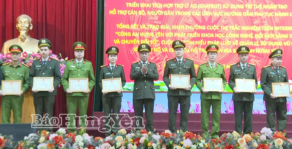 Thiếu tướng Trần Xuân Ánh, Ủy viên Ban Thường vụ Tỉnh ủy, Giám đốc Công an tỉnh khen thưởng các tập thể, cá nhân trong tham mưu tổ chức 2 cuộc thi về công nghệ, đổi mới sáng tạo và tìm hiểu pháp luật về quản lý vũ khí, vật liệu nổ.