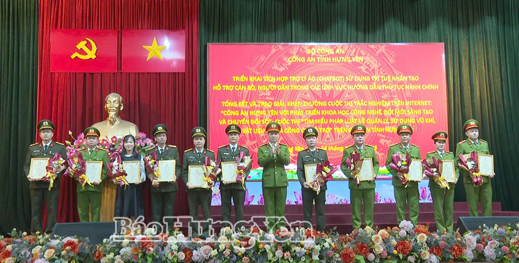 Thượng tá Nguyễn Thái Hợp, Phó Giám đốc Công an tỉnh trao giải cuộc thi trắc nghiệm trên Internet với chủ đề “Công an tỉnh Hưng Yên với phát triển khoa học, công nghệ, đổi mới sáng tạo và chuyển đổi số”.