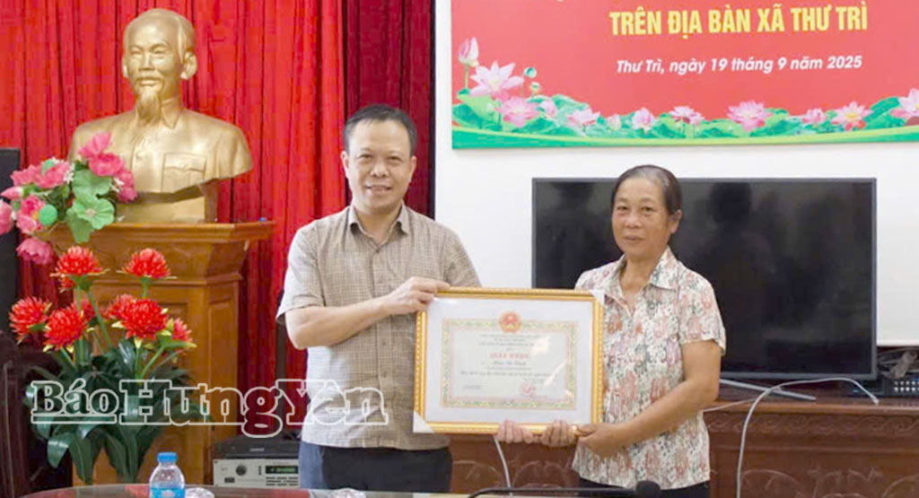 Khen thưởng bà Phạm Thị Chinh, thôn Nam Hưng vì có hành động đẹp nhặt được của rơitrả lại người đánh mất.
