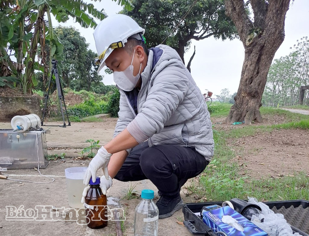 Cán bộ chuyên môn lấy mẫu kiểm tra chất lượng nước thải sinh hoạt sau xử lý tại công trình thu gom, xử lý nước thải khu dân cư xã Hoàng Hoa Thám.