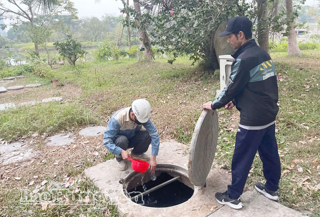 Cán bộ chuyên môn lấy mẫu kiểm tra chất lượng nước thải sinh hoạt sau xử lý tại khu đô thị Ecopark.
