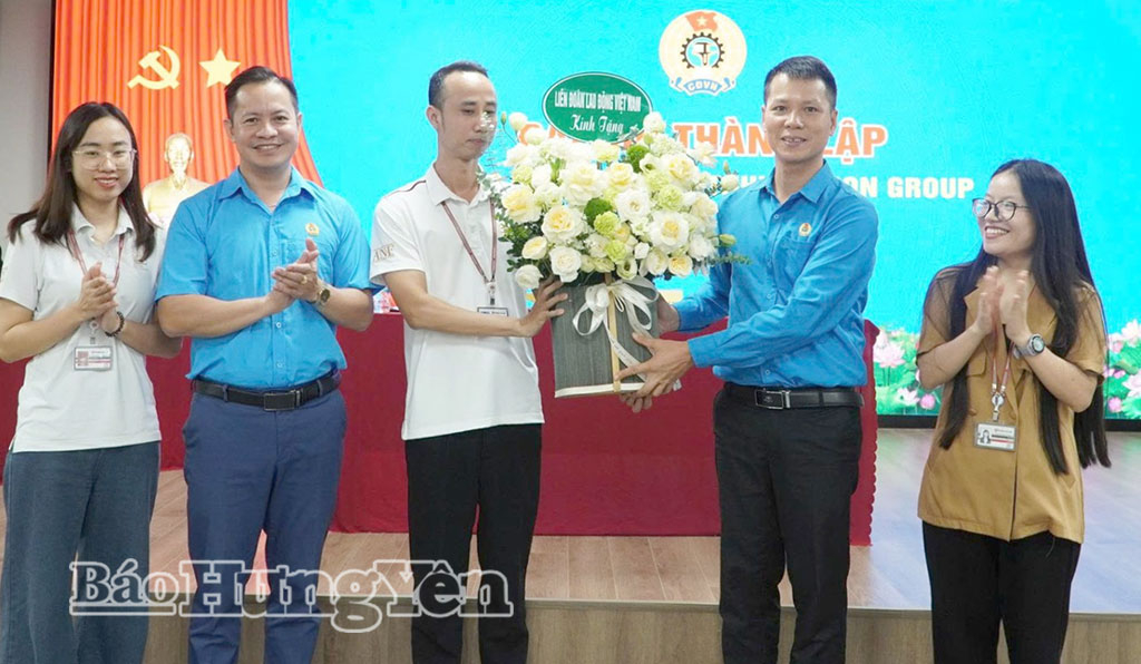 Đại diện Liên đo i diện Liên đoàn Lao đ n Lao động tỉnh t ng tỉnh tặng hoa chúc mừng th ng hoa chúc mừng thành lập công đo nh lập công đoàn Công ty TNHH n Công ty TNHH FUSION GROUP (xã Yên Mỹ).