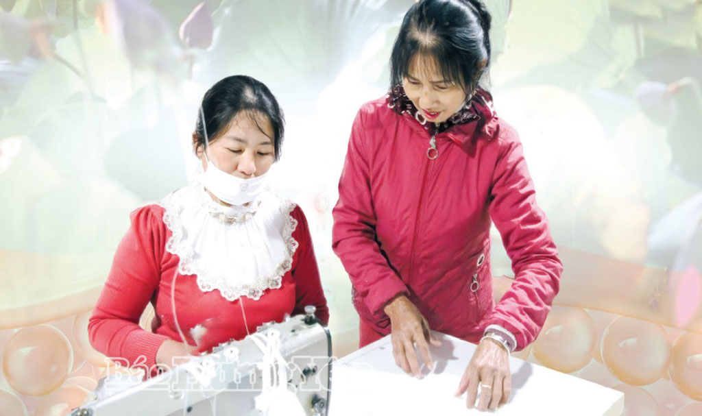 Hướng dẫn công nhân kỹ thuật may khăn.