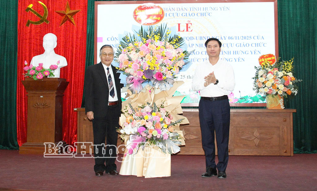 Lãnh đạo Sở Giáo dục và Đào tạo tặng hoa chúc mừng Hội Cựu giáo chức tỉnh Hưng Yên.