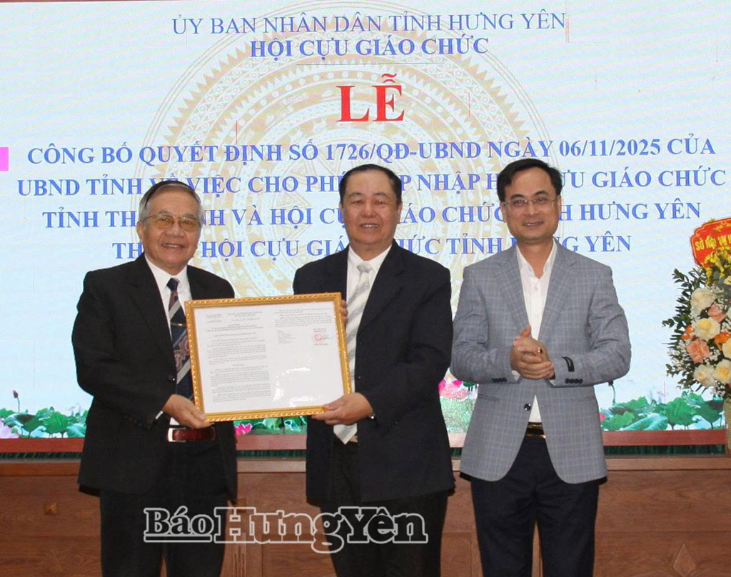 Trao Quyết định của UBND tỉnh Hưng Yên về việc sáp nhập, thành lập Hội Cựu giáo chức tỉnh Hưng Yên.