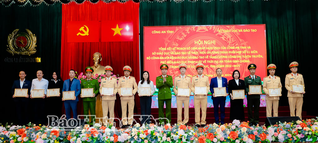 Trao thưởng cho các tập thể, cá nhân tại hội nghị.