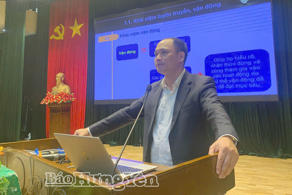 Giảng viên truyền đạt nội dung về công tác tuyên truyền.