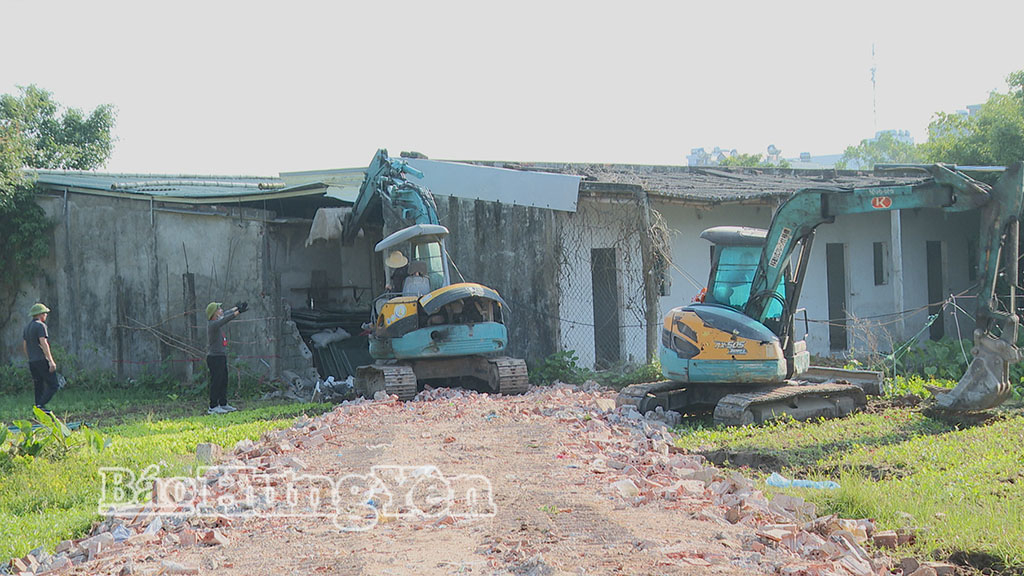 Các phương tiện tiến hành tháo dỡ các hạng mục công trình để giải phóng mặt bằng. 