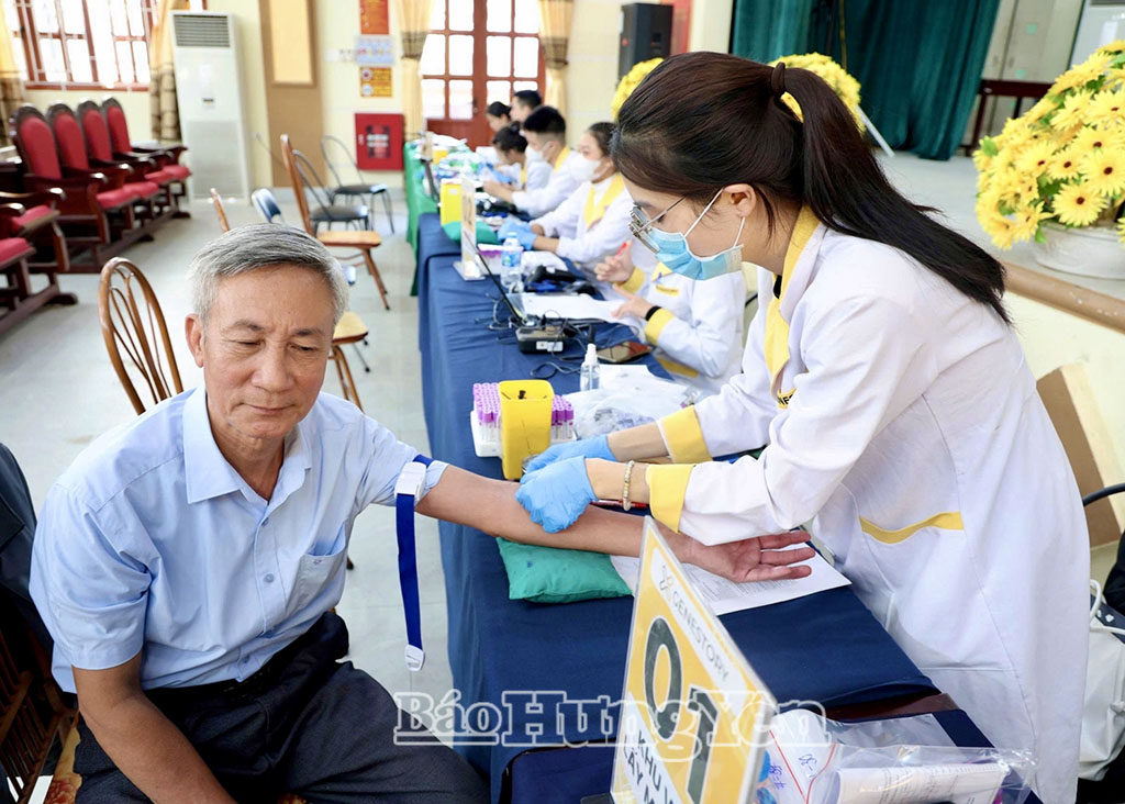 Thu nhận mẫu ADN của thân nhân liệt sĩ chưa xác định danh tính.