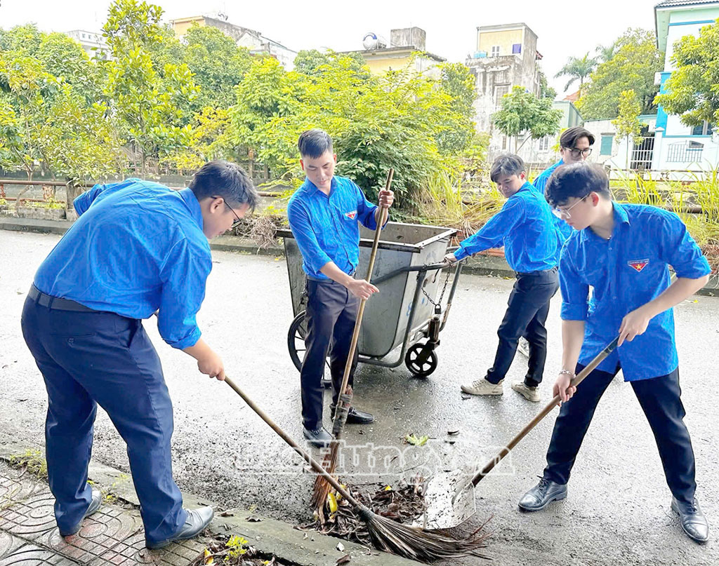 Đoàn viên, thanh niên phường Thái Bình tham gia dọn vệ sinh môi trường.