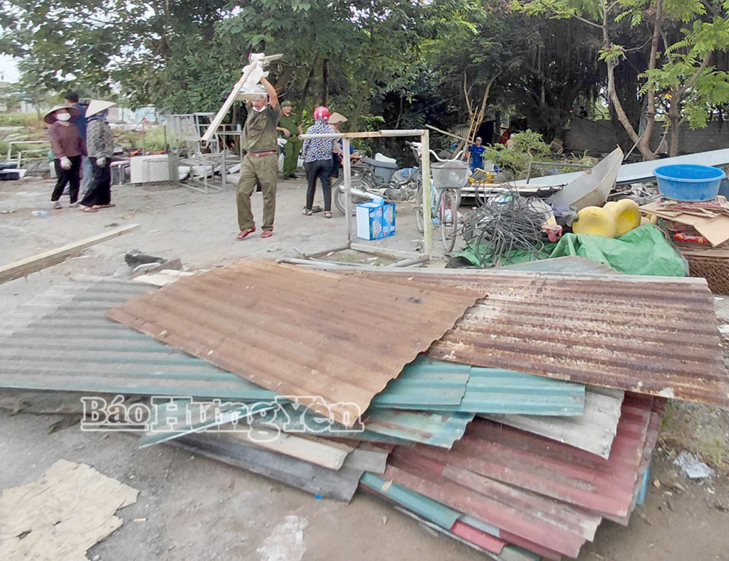 Lực lượng chức năng tháo dỡ công trình vi phạm trên địa bàn phường Mỹ Hào.