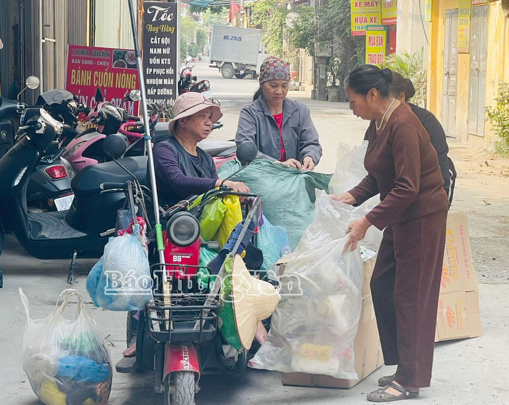 Hội viên phụ nữ xã Nguyễn Văn Linh quyên gópphế liệu.