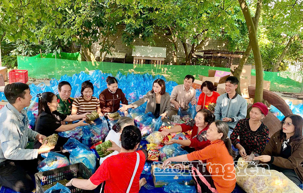 Nhóm thiện nguyện xã Thái Thụy chuẩn bị, đóng gói hàng hóa hỗ trợ người dân bị thiệt hại do mưa lũ tỉnh Đắk Lắk.