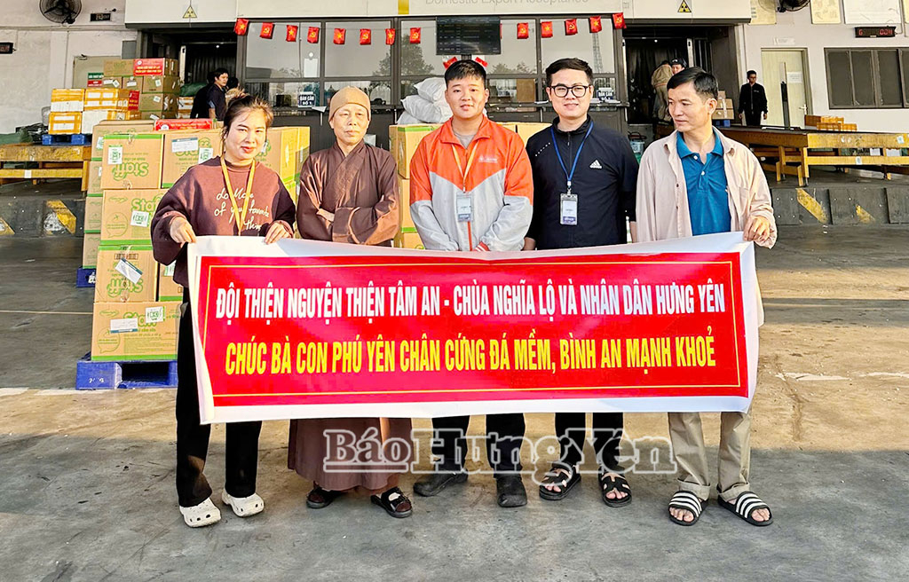 Đội thiện nguyện Thiện Tâm An, xã Yên Mỹ vận chuyển hàng hóa hỗ trợ người dân tỉnh Đắk Lắk.