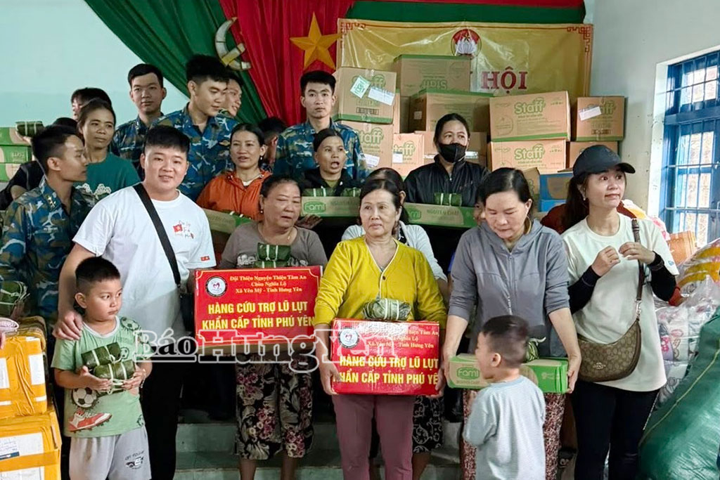 Đội thiện nguyện Thiện Tâm An, xã Yên Mỹ trao quà tặng người dân bị thiệt hại do mưa lũ tỉnh Đắk Lắk.