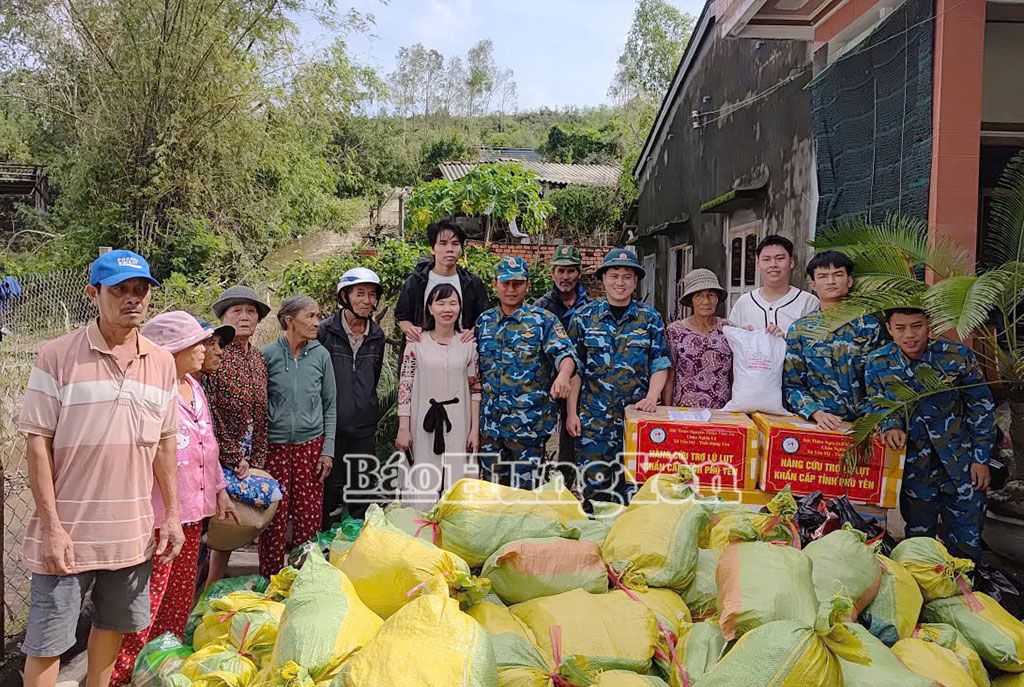 Đội thiện nguyện Thiện Tâm An, xã Yên Mỹ trao quà tặng người dân bị thiệt hại do mưa lũ tỉnh Đắk Lắk.