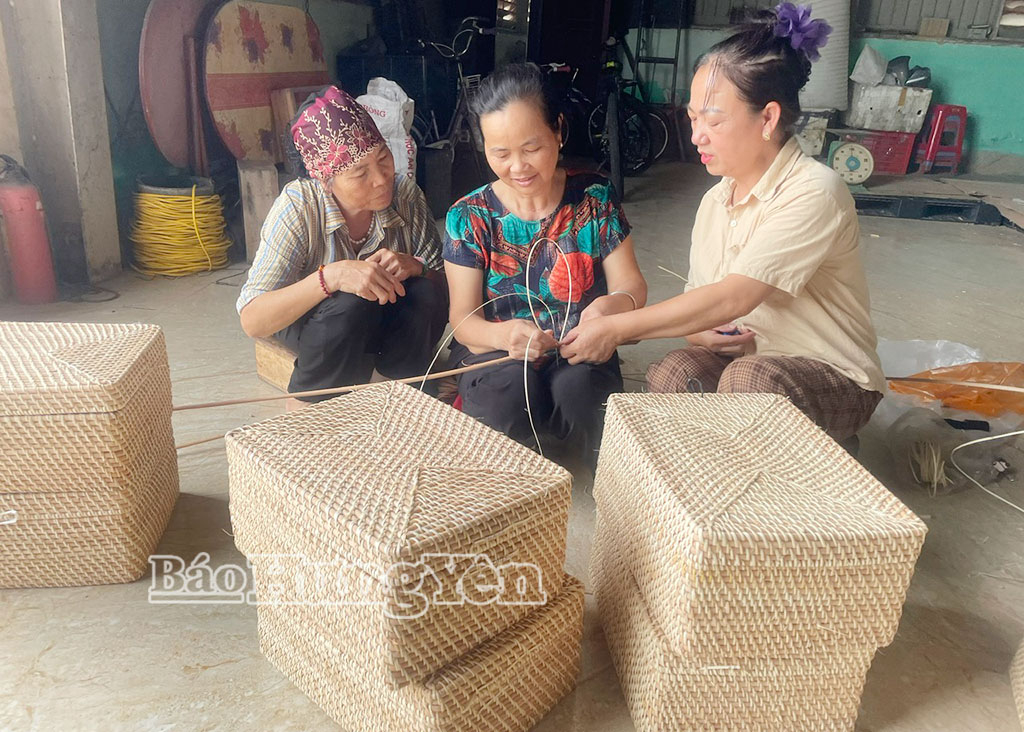 Bà Hoàng Thị Chung, Giám đốc HTX mây tre xuất khẩu Liên Khê hướng dẫn kỹ thuật đan cho người lao động.