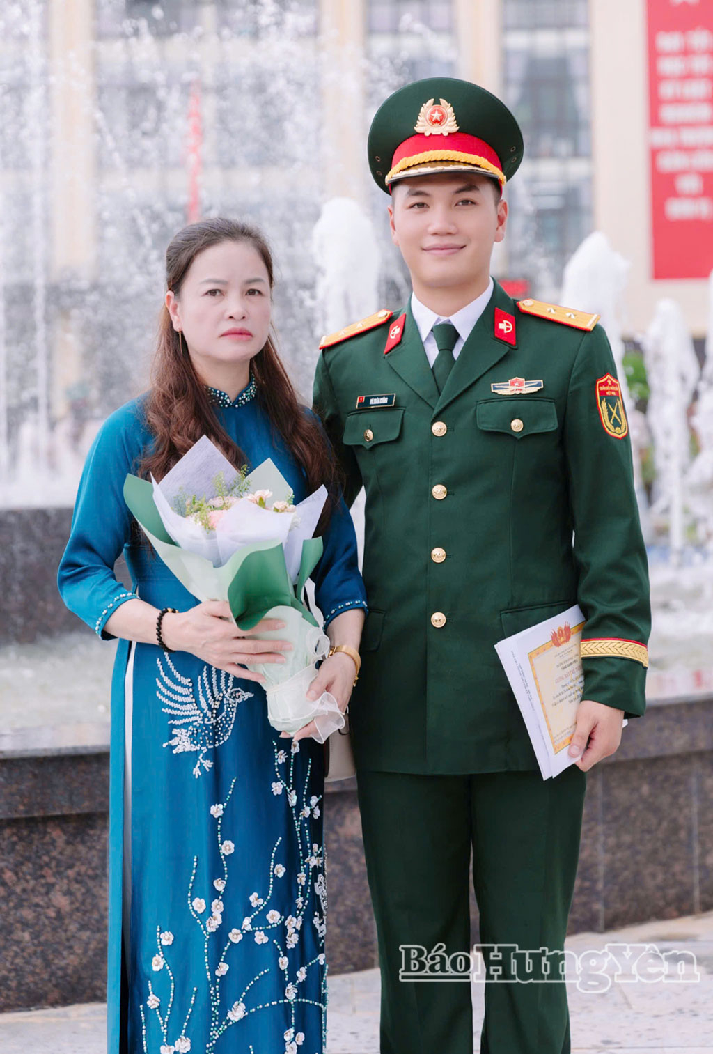 Vũ Xuân Cường chụp ảnh cùng mẹ.