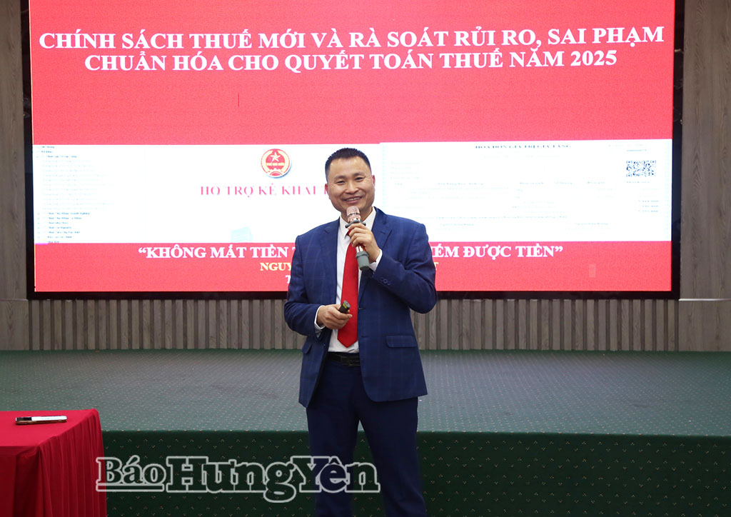 Giảng viên giới thiệu, thông tin về các chính sách thuế mới tại hội nghị.