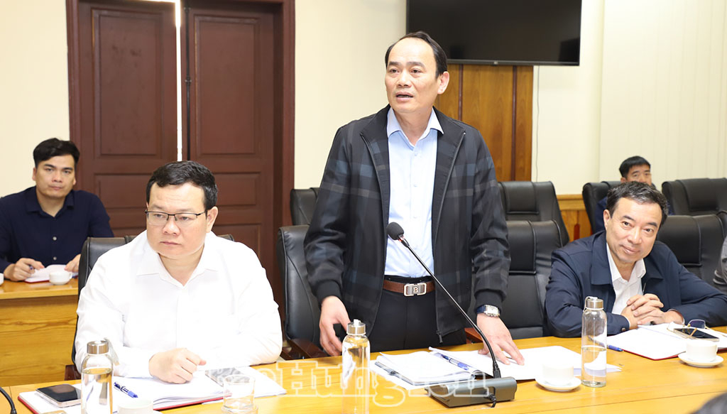 Lãnh đạo phường Hồng Châu phát biểu tại buổi làm việc.